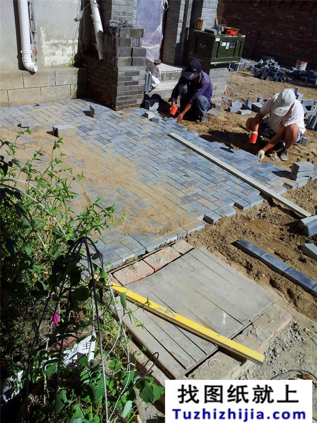 土豪金總的自建花園中式別墅直播。