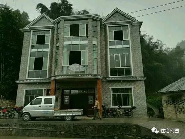 實(shí)拍13X9米農(nóng)村別墅，弧形采光窗、有堂屋