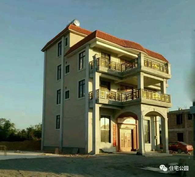 農(nóng)村網(wǎng)友曬別墅，3層半、30萬？