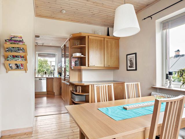 二畝院子建小房，木頭蓋房紅磚裝修，房主咋想的？