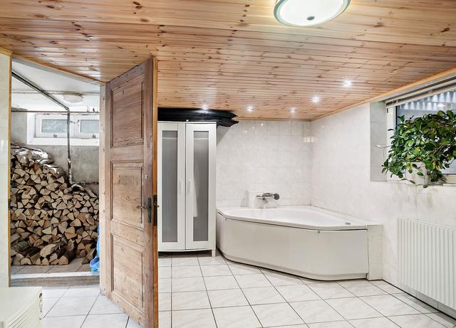 二畝院子建小房，木頭蓋房紅磚裝修，房主咋想的？