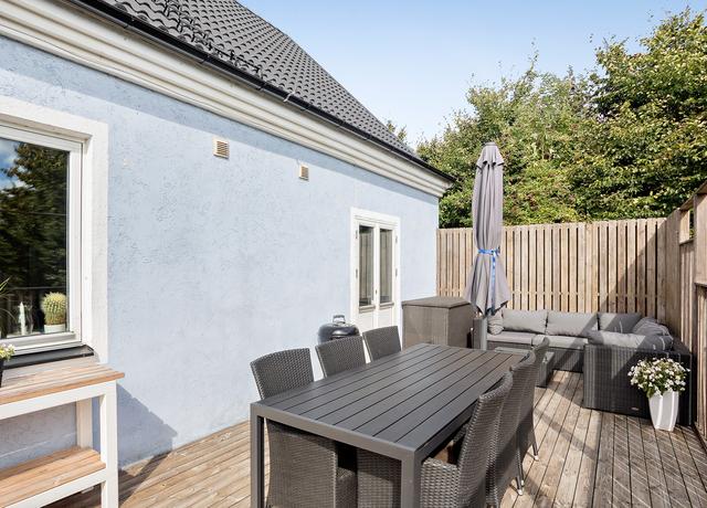 二畝院子建小房，木頭蓋房紅磚裝修，房主咋想的？