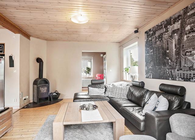 二畝院子建小房，木頭蓋房紅磚裝修，房主咋想的？