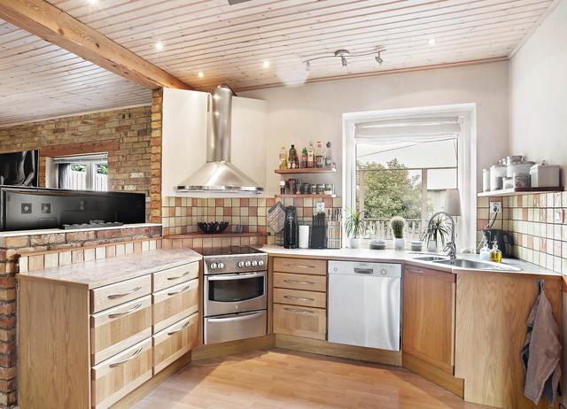 二畝院子建小房，木頭蓋房紅磚裝修，房主咋想的？