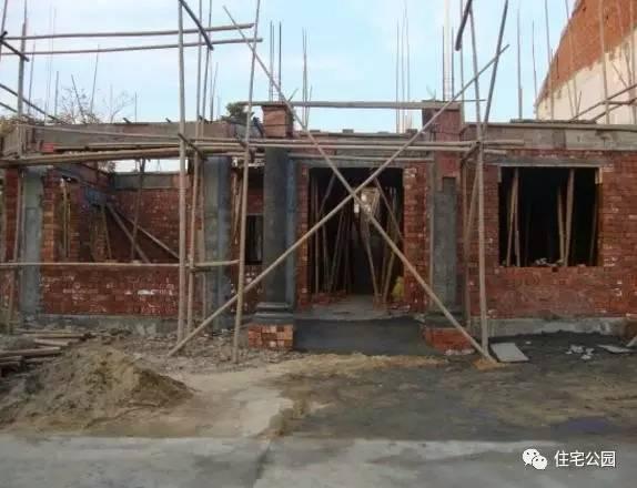 老王照著網上的圖紙建別墅，結果建完后比畫還好看！