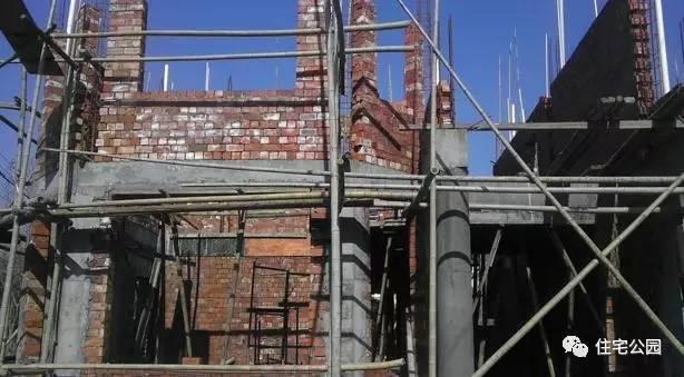 老王照著網上的圖紙建別墅，結果建完后比畫還好看！