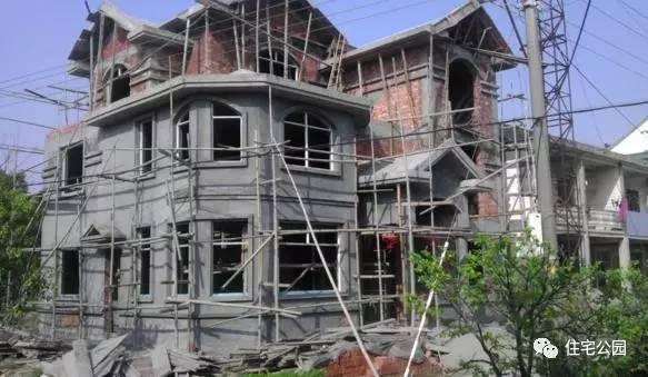 老王照著網上的圖紙建別墅，結果建完后比畫還好看！