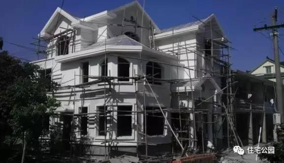 老王照著網上的圖紙建別墅，結果建完后比畫還好看！