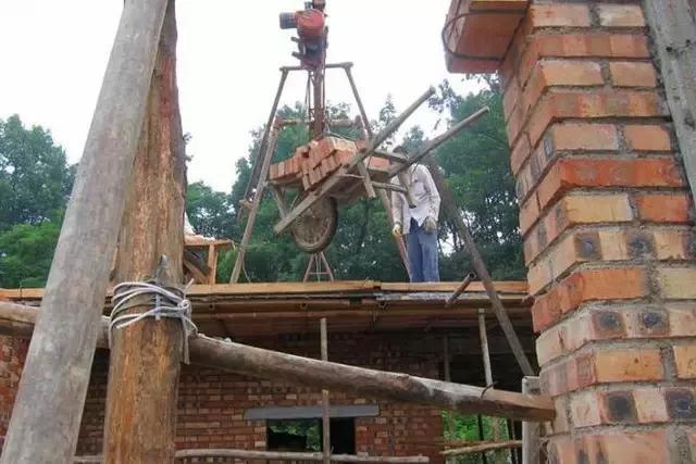 城市房?jī)r(jià)太貴，農(nóng)村小伙子把錢(qián)拿回鄉(xiāng)下蓋了一棟別墅！