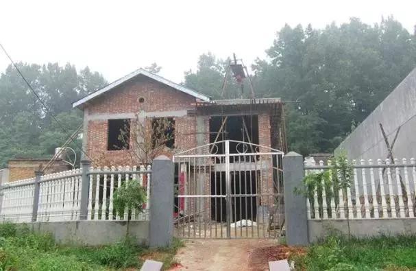 城市房?jī)r(jià)太貴，農(nóng)村小伙子把錢(qián)拿回鄉(xiāng)下蓋了一棟別墅！