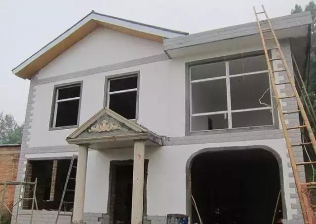 城市房?jī)r(jià)太貴，農(nóng)村小伙子把錢(qián)拿回鄉(xiāng)下蓋了一棟別墅！