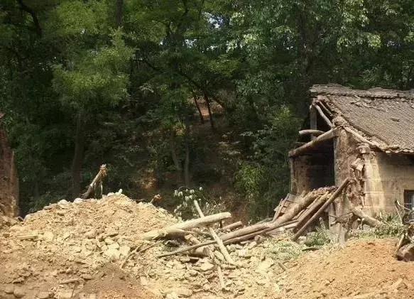 城市房?jī)r(jià)太貴，農(nóng)村小伙子把錢(qián)拿回鄉(xiāng)下蓋了一棟別墅！