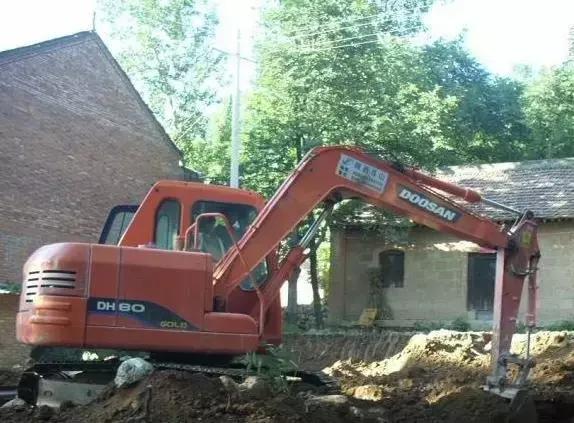 城市房?jī)r(jià)太貴，農(nóng)村小伙子把錢(qián)拿回鄉(xiāng)下蓋了一棟別墅！