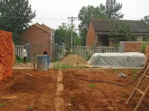 城市房?jī)r(jià)太貴，農(nóng)村小伙子把錢(qián)拿回鄉(xiāng)下蓋了一棟別墅！