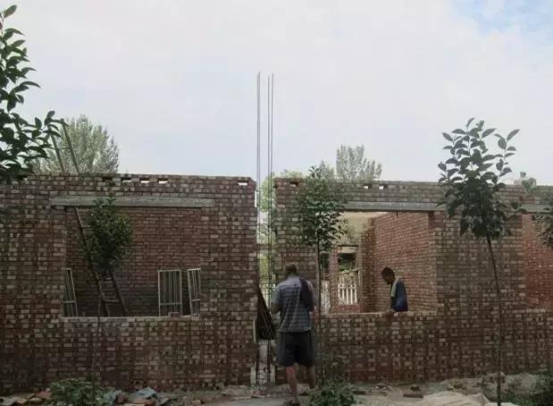 城市房?jī)r(jià)太貴，農(nóng)村小伙子把錢(qián)拿回鄉(xiāng)下蓋了一棟別墅！