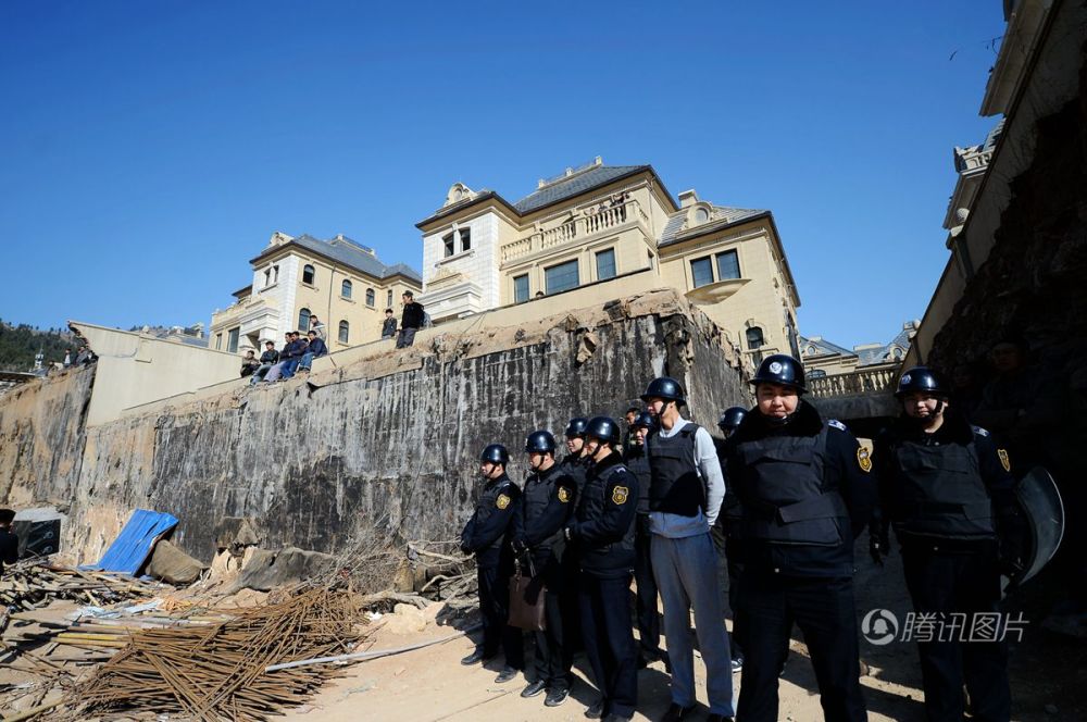 濟南私建別墅四千平方米“地宮”城管聯合巡警直接拆除