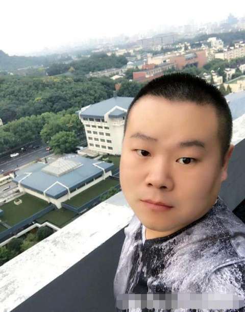 小岳岳都這么豪了? 曾經(jīng)的炸醬面館服務(wù)員現(xiàn)住在北京大別墅 沒白跟郭德綱