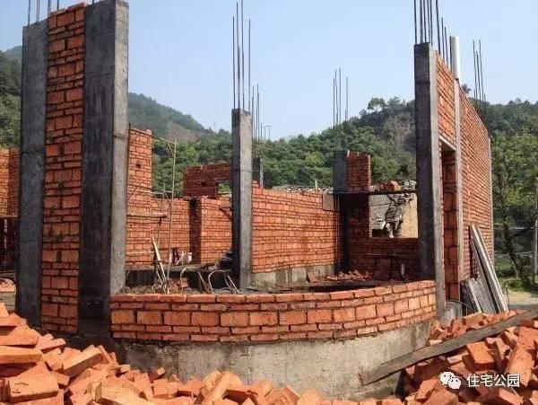 80后小伙30萬(wàn)為父母建房養(yǎng)老，一不小心引潮流