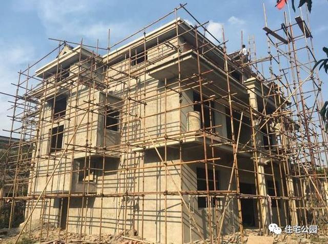 不顧家人阻攔硬是拆掉老宅，自建美式別墅，所有人都羨慕不已！