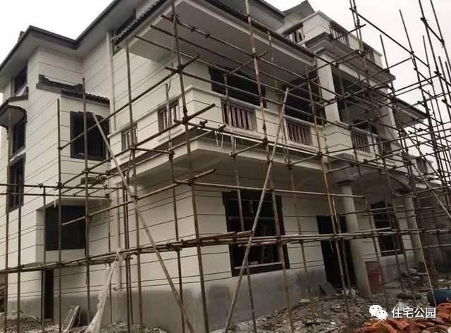 不顧家人阻攔硬是拆掉老宅，自建美式別墅，所有人都羨慕不已！