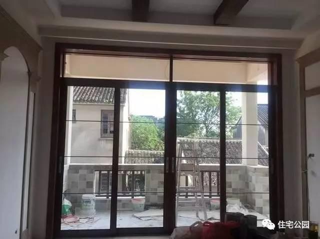 不顧家人阻攔硬是拆掉老宅，自建美式別墅，所有人都羨慕不已！