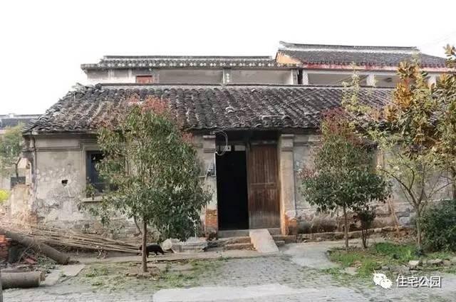 不顧家人阻攔硬是拆掉老宅，自建美式別墅，所有人都羨慕不已！