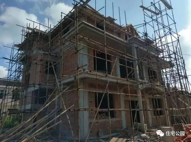 不顧家人阻攔硬是拆掉老宅，自建美式別墅，所有人都羨慕不已！