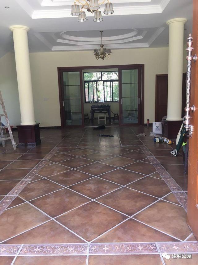 不顧家人阻攔硬是拆掉老宅，自建美式別墅，所有人都羨慕不已！