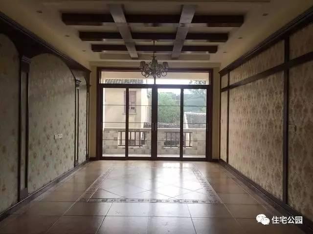 不顧家人阻攔硬是拆掉老宅，自建美式別墅，所有人都羨慕不已！