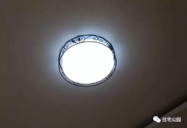 不顧家人阻攔硬是拆掉老宅，自建美式別墅，所有人都羨慕不已！