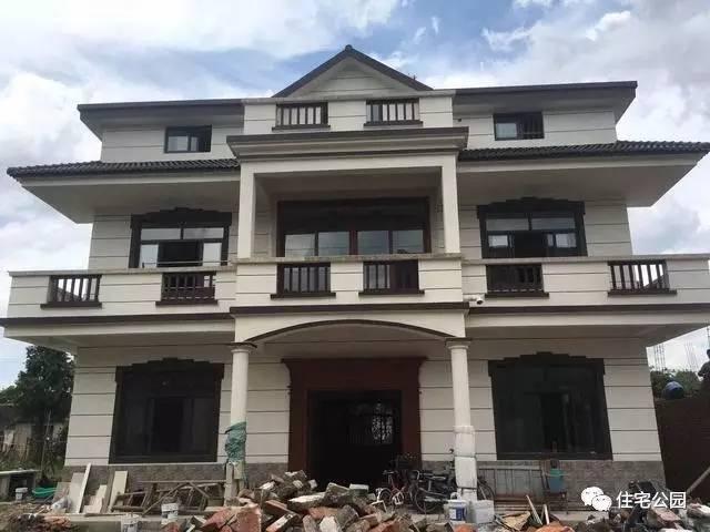 不顧家人阻攔硬是拆掉老宅，自建美式別墅，所有人都羨慕不已！