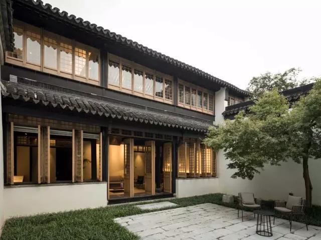 中式帶庭院別墅實(shí)拍，白墻黛瓦，古香古色