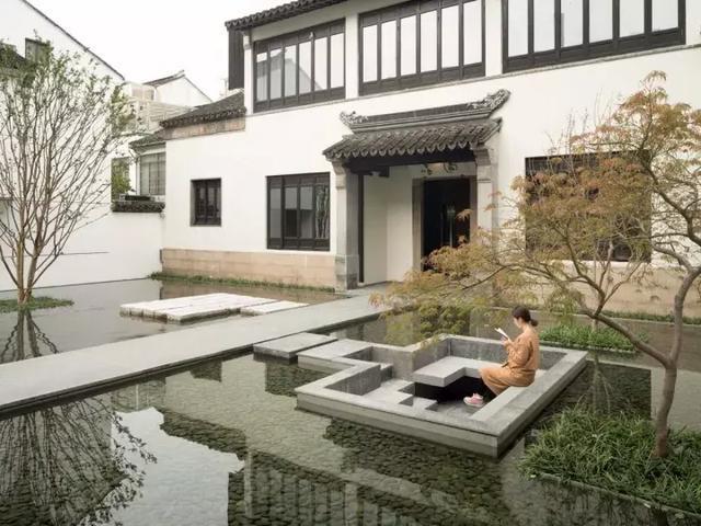 中式帶庭院別墅實(shí)拍，白墻黛瓦，古香古色