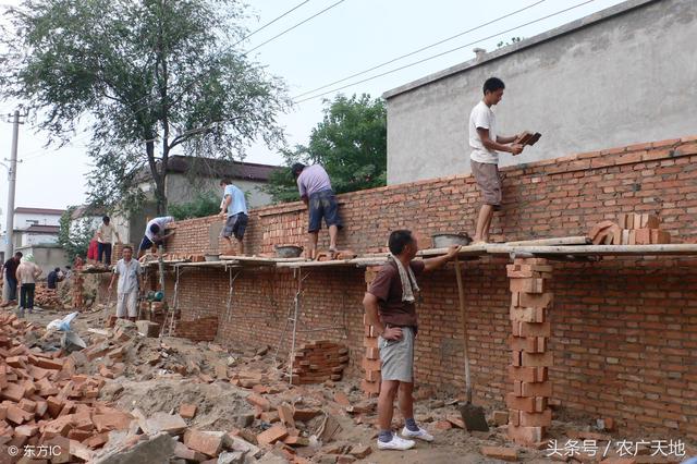 在農村自建房多少錢，比買房便宜多少