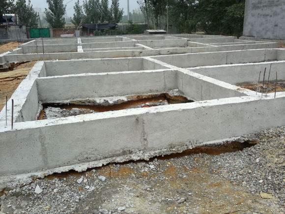 農村蓋房子挖地基怎么打結實？看完你就明白了