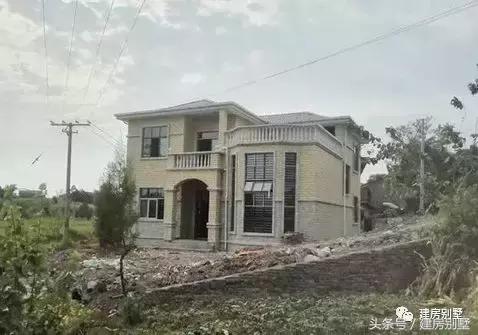 實拍15棟完工的二層農村別墅圖，造價20左右