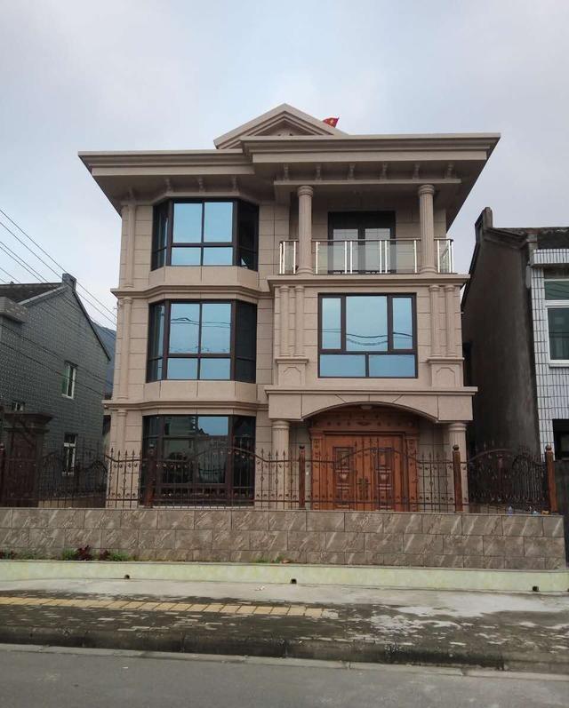 在農村自建三層別墅，簡歐造型能值多少錢！含圖紙