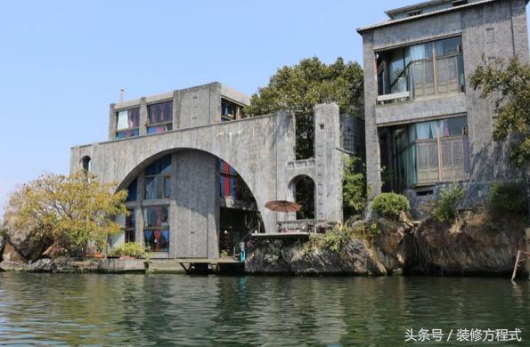 楊麗萍在洱海邊的兩棟別墅，一棟叫月亮宮和一棟叫太陽宮