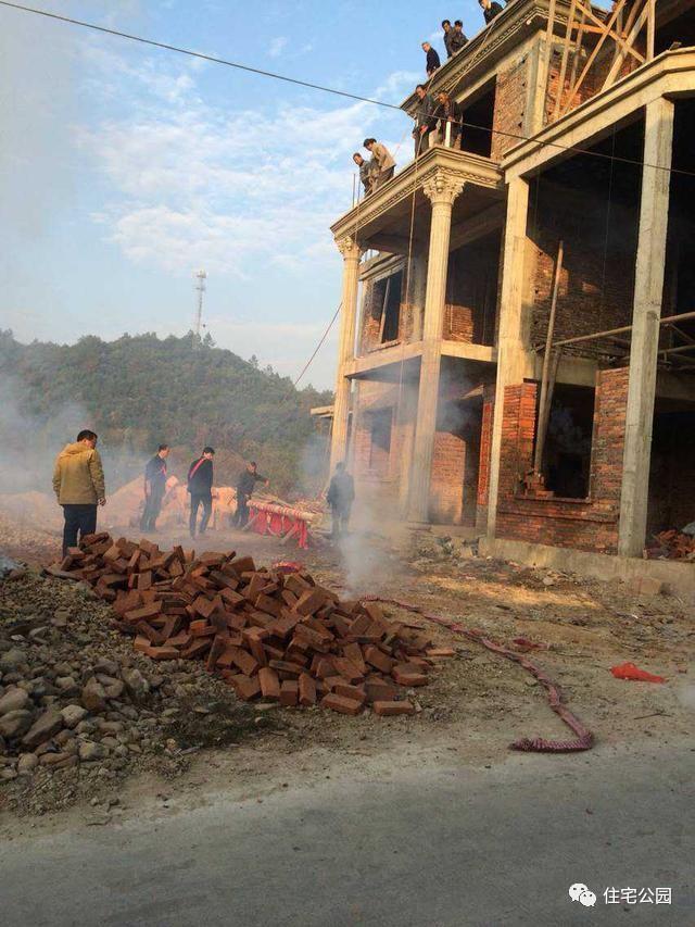 江西網友65萬建別墅，內部設計美，外有小溪環繞！