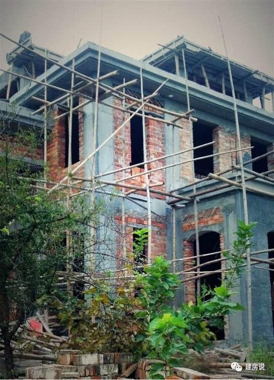 實(shí)拍網(wǎng)友自建三層農(nóng)村別墅過(guò)程，舒適美觀引人矚目