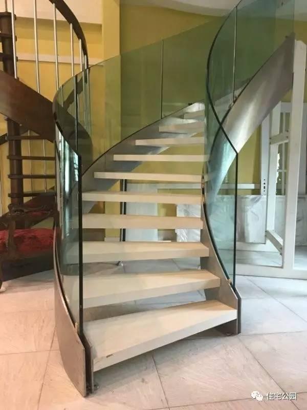 花大價蓋好的別墅，不配一個華麗的樓梯可怎么行！12款樓梯推薦
