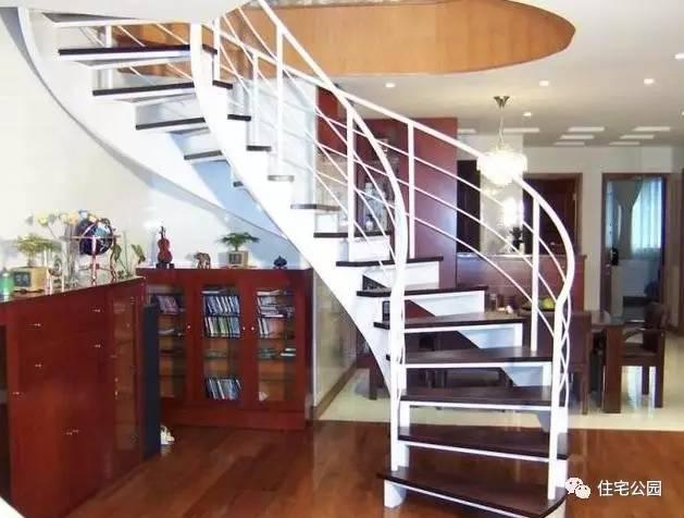 花大價蓋好的別墅，不配一個華麗的樓梯可怎么行！12款樓梯推薦