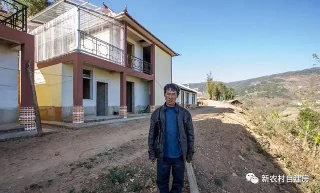 父愛(ài)如山，老鐵匠打鐵30年給兒子建別墅，自己卻舍不得住