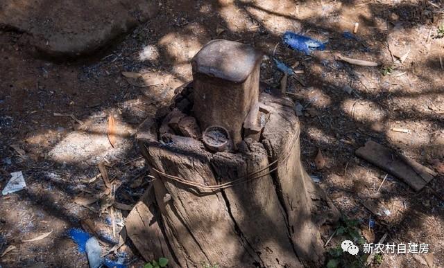 父愛(ài)如山，老鐵匠打鐵30年給兒子建別墅，自己卻舍不得住