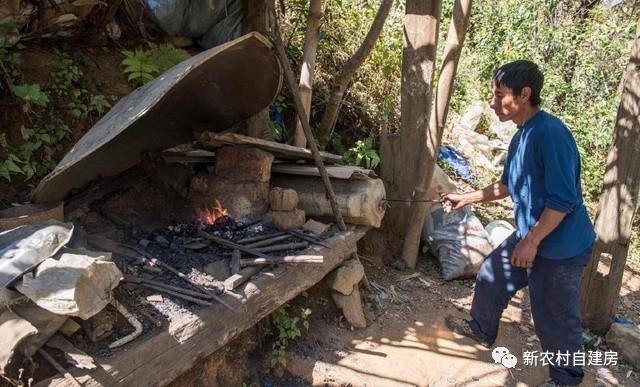 父愛(ài)如山，老鐵匠打鐵30年給兒子建別墅，自己卻舍不得住