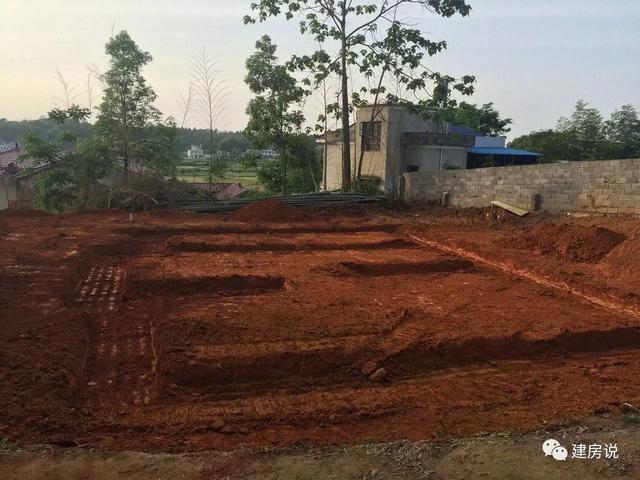 湖南寧鄉(xiāng)網(wǎng)友自建二層歐式別墅，文化石墻耐人尋味