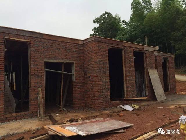 湖南寧鄉(xiāng)網(wǎng)友自建二層歐式別墅，文化石墻耐人尋味