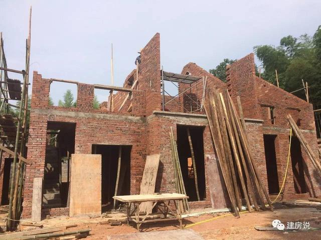 湖南寧鄉(xiāng)網(wǎng)友自建二層歐式別墅，文化石墻耐人尋味