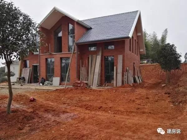 湖南寧鄉(xiāng)網(wǎng)友自建二層歐式別墅，文化石墻耐人尋味