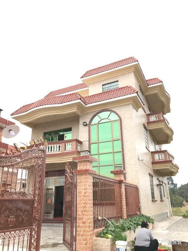 老板自建豪華洋氣的三層農(nóng)村別墅，不愧是福建的房子！